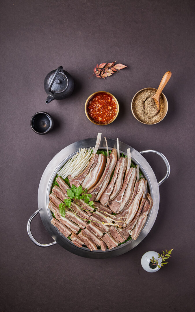 결을 살려 삶아 낸 흑염소 수육