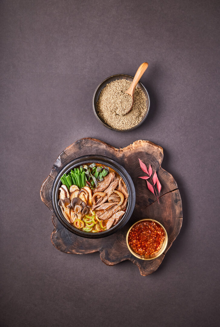 맑게 끓여 낸 흑염소탕 한 그릇
